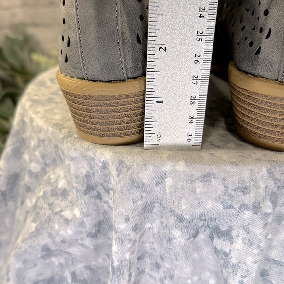 🩶Gray Chunky Low-Cut Perforated Western Styled Ankle Booties WMS 8.5M🩶NWOT - Picture 7 of 11
